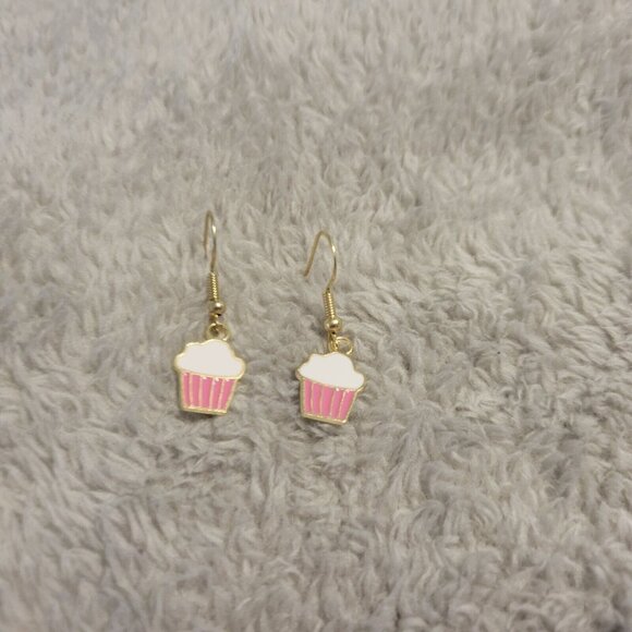 Cupcakes Earrings One Pair Gold Tone Pink Fish Hook Dangle Hanging E5E - Picture 1 of 3